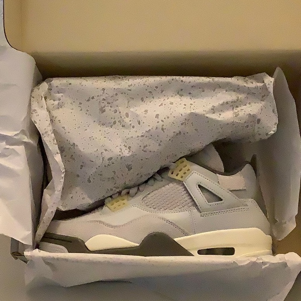 Air Jordan 4 Retro SE Photon Dust